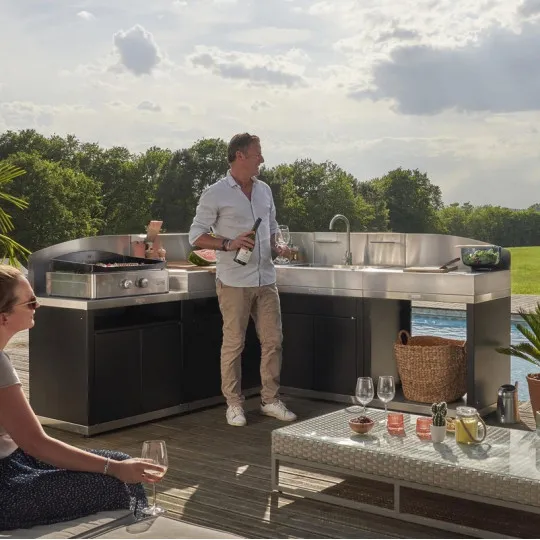 Cuisine d'extérieur LE MARQUIER d'angle 5 éléments avec crédences coloris DUO noir et inox