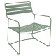 Fauteuil bas avec accoudoirs bridge FERMOB Surprising en métal - 25 coloris