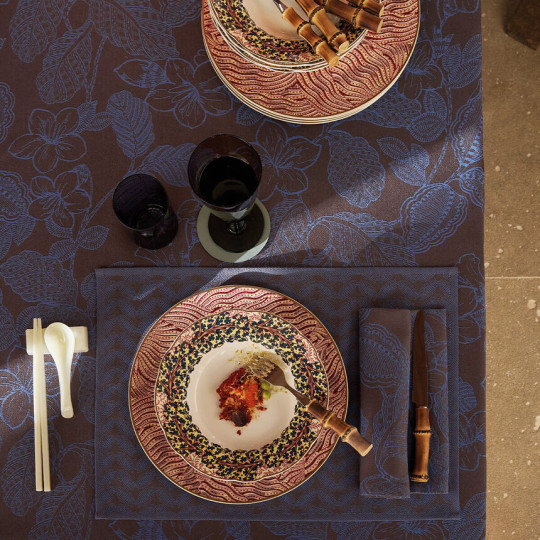 Serviette de table LE JACQUARD FRANCAIS Sulawesi Fleurs Terre Indigo 100% coton 55x55cm