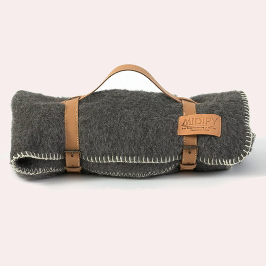 Plaid MIDIPY Uyuni gris foncé en Alpaga et Mérinos feston porte-plaid camel - 2 tailles