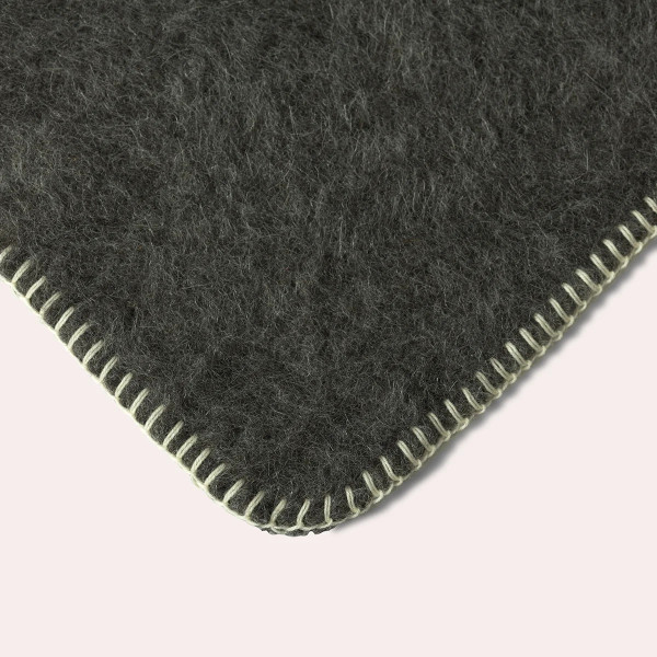 Plaid MIDIPY Uyuni gris foncé en Alpaga et Mérinos feston porte-plaid camel - 2 tailles
