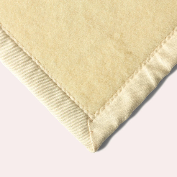 Plaid MIDIPY Gabarro blanc en haute laine française 120x180cm galon écru porte-plaid camel