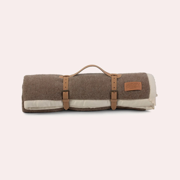 Plaid MIDIPY Ardiden gris chiné en haute laine française 120x180cm galon écru porte-plaid camel