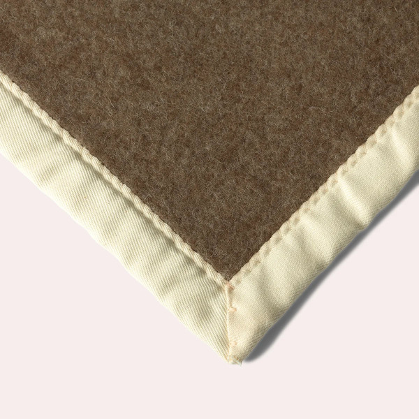 Plaid MIDIPY Ardiden gris chiné en haute laine française 120x180cm galon écru porte-plaid camel
