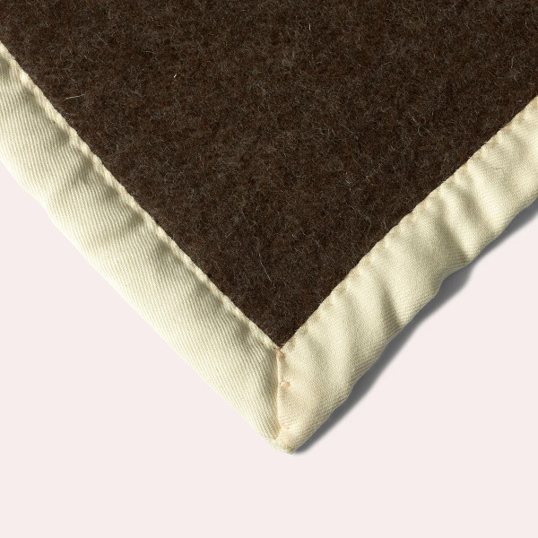 Plaid MIDIPY Marboré chocolat en haute laine française 120x180cm galon écru porte-plaid chocolat