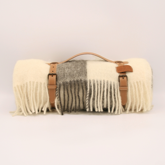 Plaid MIDIPY Tuni noir et blanc en Alpaga 180x140cm franges porte-plaid camel