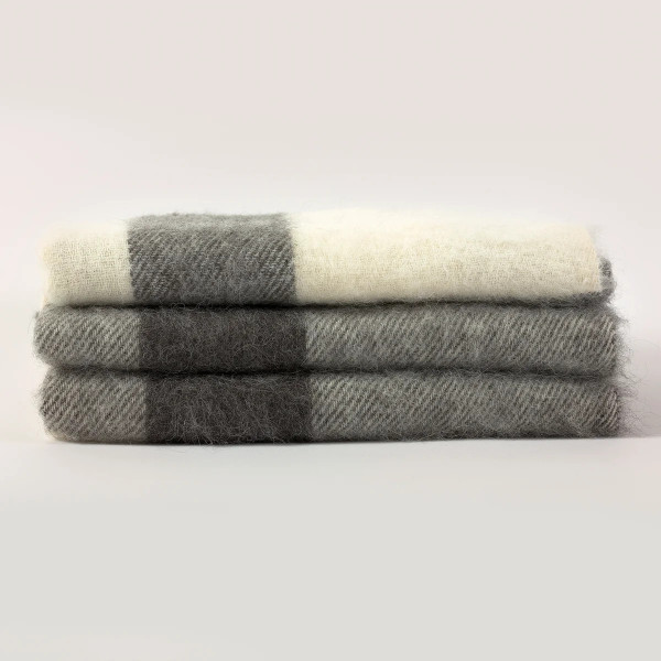Plaid MIDIPY Tuni noir et blanc en Alpaga 180x140cm franges porte-plaid camel