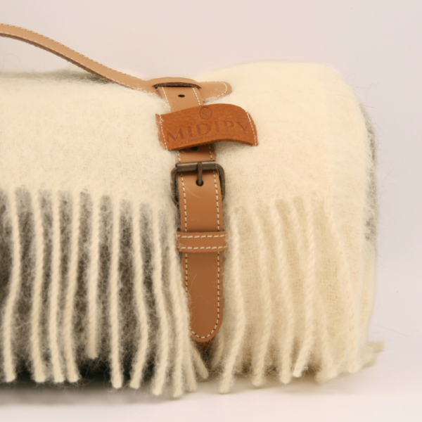 Plaid MIDIPY Tuni noir et blanc en Alpaga 180x140cm franges porte-plaid camel