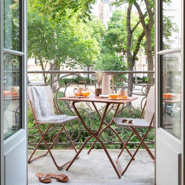 Set table carrée et deux chaises LAFUMA MOBILIER Balcony - 6 coloris