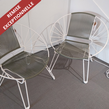 Fauteuil Coba Boqa vert olive et piètement blanc