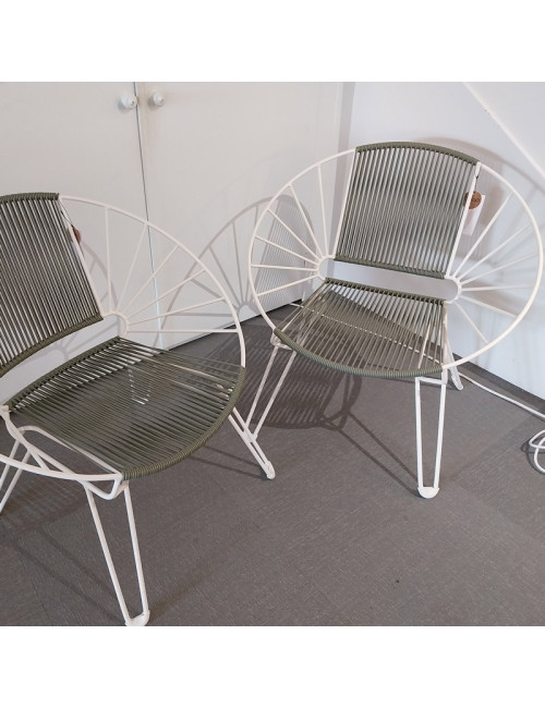 Fauteuil Coba Boqa vert olive et piètement blanc