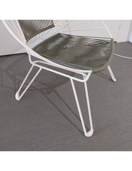 Fauteuil Coba Boqa vert olive et piètement blanc