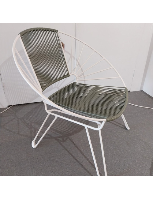 Fauteuil Coba Boqa vert olive et piètement blanc