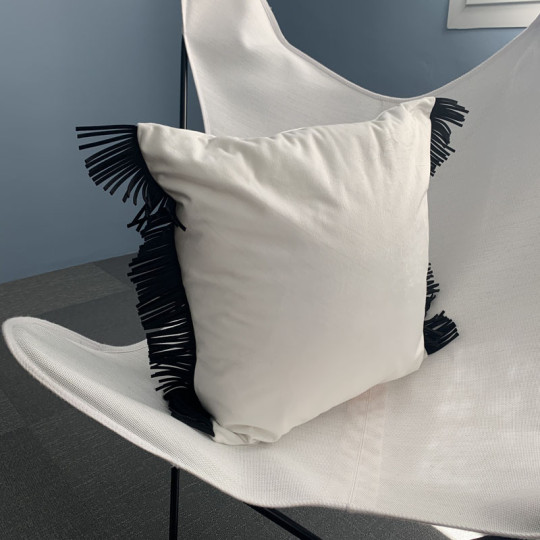 Coussin Unizo Pôdevache peau de pêche carré 45x45cm franges