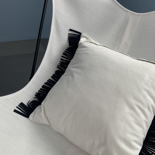 Coussin Unizo Pôdevache peau de pêche carré 45x45cm franges