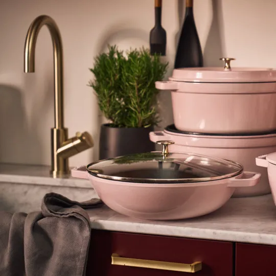 Wok STAUB Sorbet rose en fonte 30cm avec couvercle