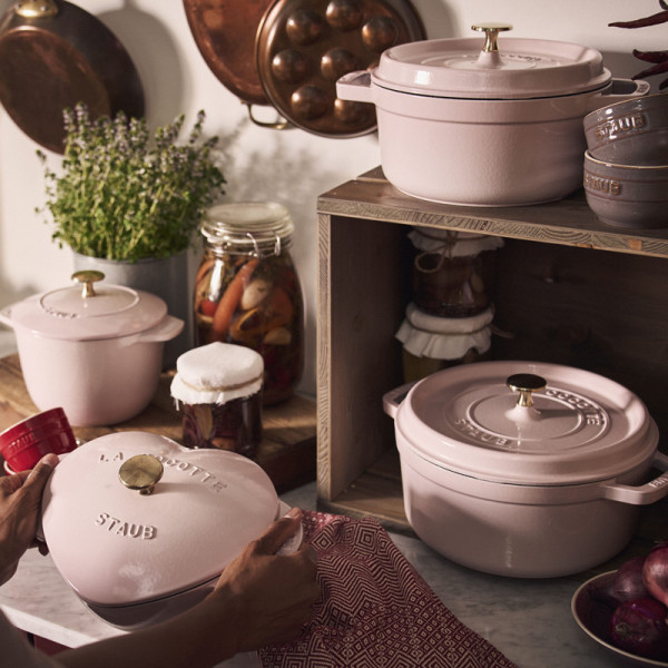 Cocotte coeur STAUB Sorbet rose en fonte 20cm