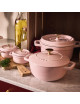 Marmite cocotte chistera STAUB Sorbet rose 26cm en fonte
