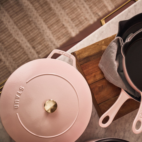 Marmite cocotte chistera STAUB Sorbet rose 26cm en fonte