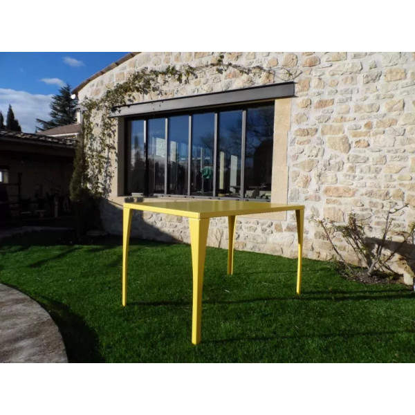 Table de jardin CLF CREATION en métal jaune 120x75x75cm