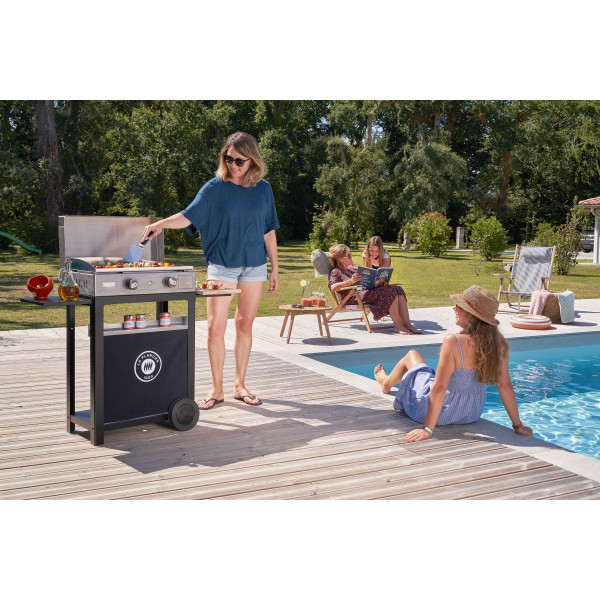 Plancha inox LE MARQUIER Gaz Duo Edition : couvercle, chariot en acier noir, porte-épices et rideau inclus