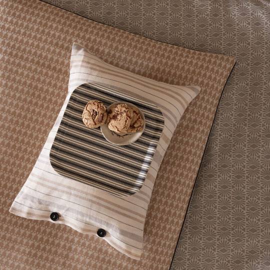 Plateau LE JACQUARD FRANCAIS Dune rayures argile 20x20cm en bois de bouleau