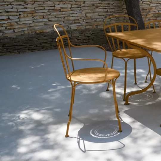 Chaise avec accoudoirs fauteuil FERMOB Louvre en métal - 26 coloris