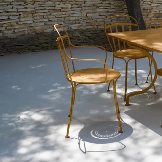 Chaise avec accoudoirs fauteuil FERMOB Louvre en métal - 26 coloris