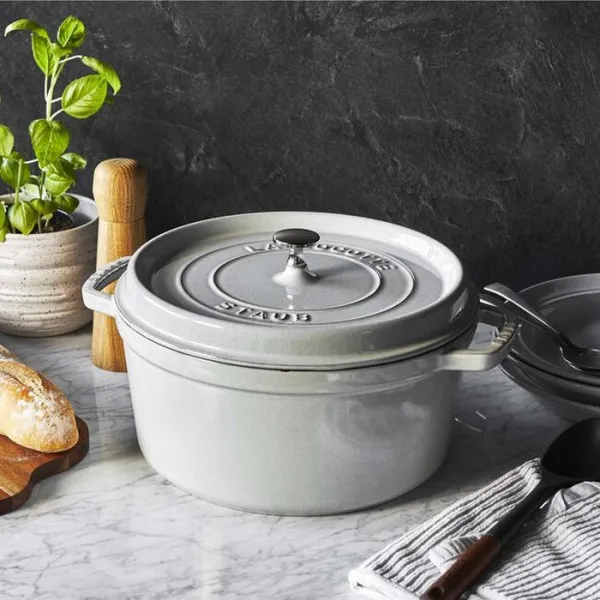 Cocotte en fonte STAUB ronde 24cm - 6 coloris