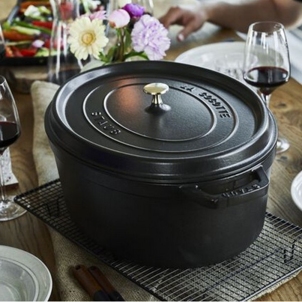 Cocotte en fonte STAUB ovale 41cm coloris noir mat