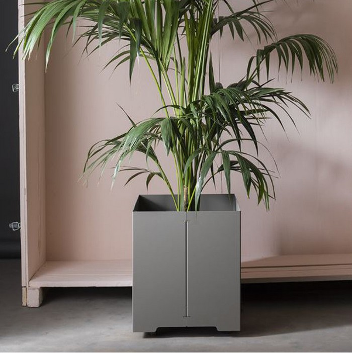 vase en métal matière grise