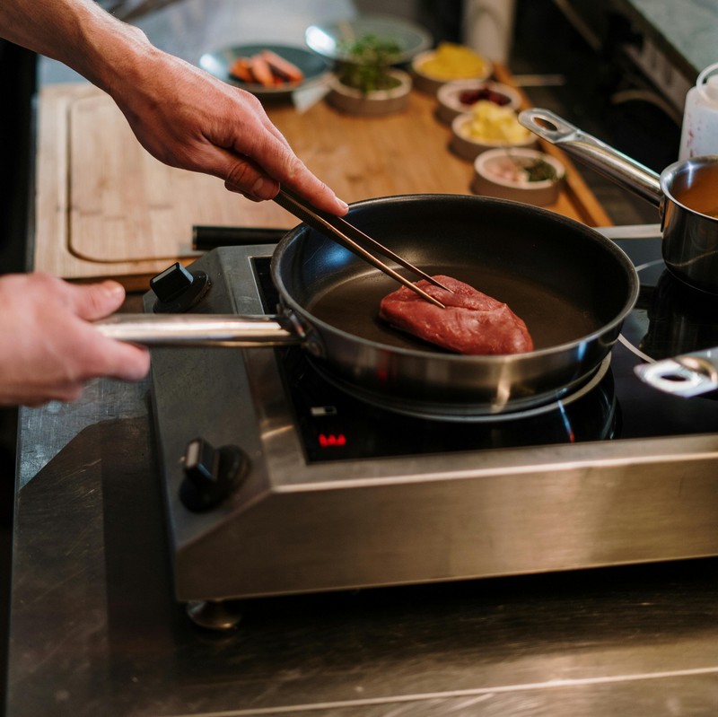 poêle en cuisson sur une plaque à induction