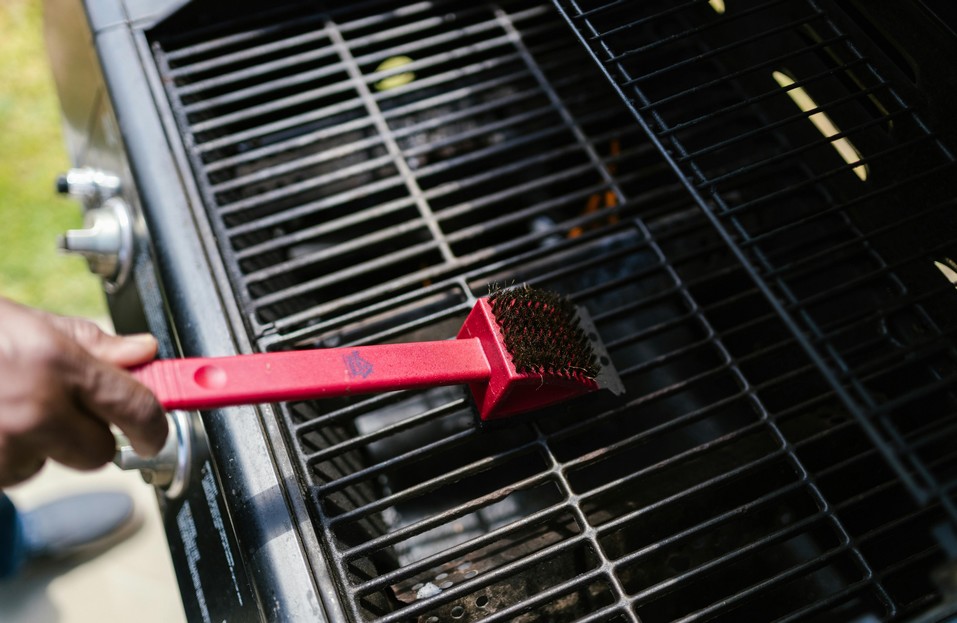 nettoyer son barbecue avec une brosse