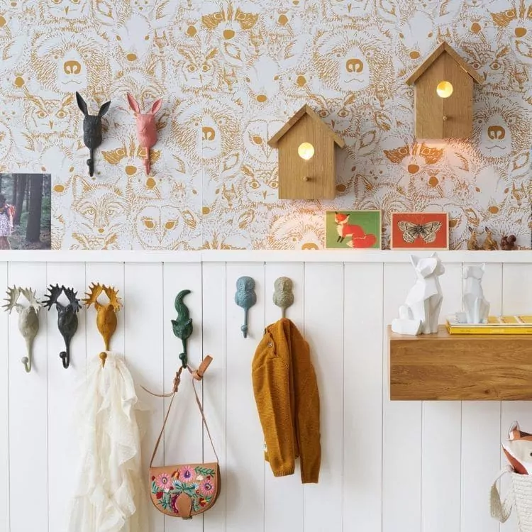 Mur avec de nombreuses patères accrochées dessus