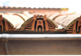 Comment boucher les trous sous les tuiles ?