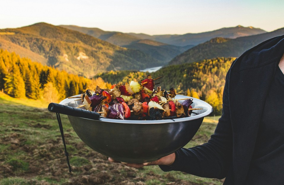 Barbecue ou plancha : lequel choisir ? Faites le bon choix !