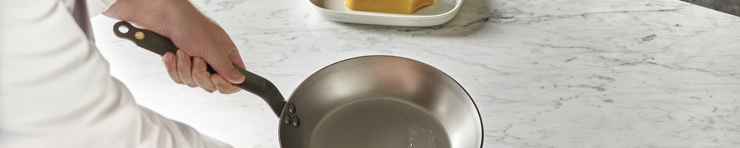 Comment culotter une poêle en acier ? Conseils et entretien